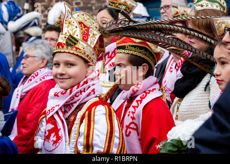 Düsseldorf, Deutschland. 11. November 2018. Die deutschen Karneval Saison beginnt traditionell um 11 Minuten nach 11 Uhr am 11. November, die heute mit der Hundertjahrfeier der Armistice Day, dem Ende des Ersten Weltkrieges fiel Foto: 51 North/Alamy leben Nachrichten Stockfoto