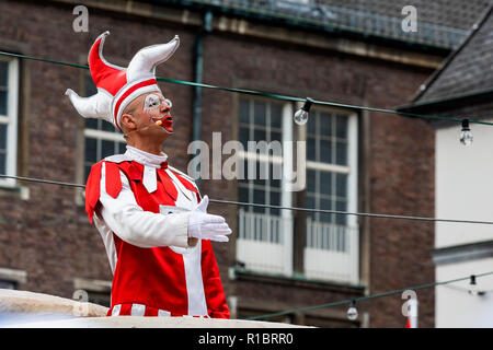 Düsseldorf, Deutschland. 11. November 2018. Die deutschen Karneval Saison beginnt traditionell um 11 Minuten nach 11 Uhr am 11. November, die heute mit der Hundertjahrfeier der Armistice Day, dem Ende des Ersten Weltkrieges fiel Foto: 51 North/Alamy leben Nachrichten Stockfoto