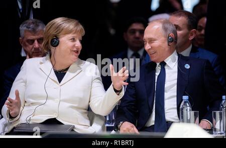 Paris, Frankreich. 11. November 2018, Frankreich (France), Paris: Die deutsche Bundeskanzlerin Angela Merkel (CDU) und der russische Präsident Wladimir Putin wird sich an der Pariser Frieden Forum anlässlich des 100. Jahrestages der Waffenstillstand des Ersten Weltkriegs. Foto: Kay Nietfeld/dpa Quelle: dpa Picture alliance/Alamy leben Nachrichten Stockfoto