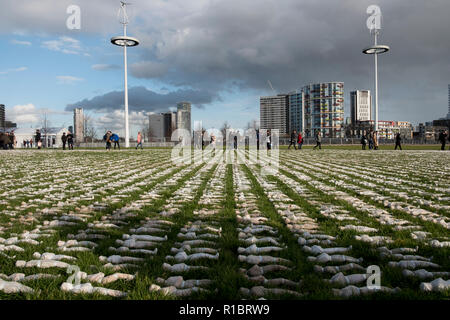 Stratford, London, UK. 11. November 2018. Der Künstler Rob gehört die Installation, die für die gefallenen Soldaten aus dem ersten Weltkrieg. Zehntausende ummantelte Zahlen im Londoner Olympic Park legte den 100. Jahrestag des Endes des Zweiten Weltkriegs zu markieren. Die Handgefertigten 12-Zoll Modell repräsentiert eine der 72,396 British Commonwealth Veteran an der Somme mit keinen bekannten Grab getötet. Insgesamt werden mehr als eine Million Soldaten wurden getötet oder während der 1916 Schlacht an der Somme verwundet.. Credit: Mike Abrahams/Alamy leben Nachrichten Stockfoto