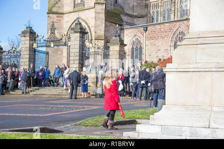 Kidderminster, Großbritannien. 11. November 2018. Mit der Erinnerung, die heute weltweit, die Leute von Kidderminster kommen Sie zu Hunderten diejenigen, die ihr Leben für ihr Land gegeben zu gedenken. Auf einem herrlich sonnigen Morgen, Menschenmassen versammeln in St. Maria und alle Heiligen Kirche, Kreisen der Engel des Friedens war Memorial, um ihren Respekt zu bezahlen. Quelle: Lee Hudson/Alamy leben Nachrichten Stockfoto