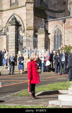 Kidderminster, Großbritannien. 11. November 2018. Mit der Erinnerung, die heute weltweit, die Leute von Kidderminster kommen Sie zu Hunderten diejenigen, die ihr Leben für ihr Land gegeben zu gedenken. Auf einem herrlich sonnigen Morgen, Menschenmassen versammeln in St. Maria und alle Heiligen Kirche, Kreisen der Engel des Friedens war Memorial, um ihren Respekt zu bezahlen. Quelle: Lee Hudson/Alamy leben Nachrichten Stockfoto