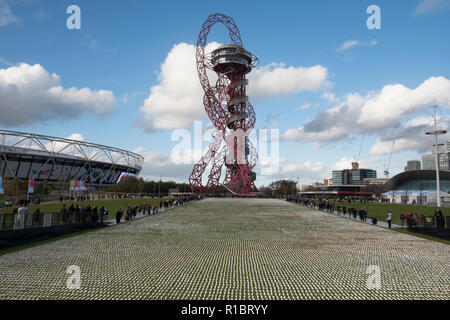 Stratford, London, UK. 11. November 2018. Der Künstler Rob gehört die Installation, die für die gefallenen Soldaten aus dem ersten Weltkrieg. Zehntausende ummantelte Zahlen im Londoner Olympic Park legte den 100. Jahrestag des Endes des Zweiten Weltkriegs zu markieren. Die Handgefertigten 12-Zoll Modell repräsentiert eine der 72,396 British Commonwealth Veteran an der Somme mit keinen bekannten Grab getötet. Insgesamt werden mehr als eine Million Soldaten wurden getötet oder während der 1916 Schlacht an der Somme verwundet.. Credit: Mike Abrahams/Alamy leben Nachrichten Stockfoto