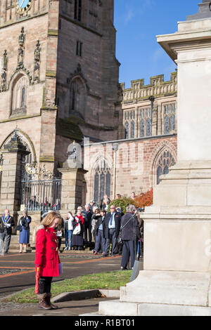 Kidderminster, Großbritannien. 11. November 2018. Mit der Erinnerung, die heute weltweit, die Leute von Kidderminster kommen Sie zu Hunderten diejenigen, die ihr Leben für ihr Land gegeben zu gedenken. Auf einem herrlich sonnigen Morgen, Menschenmassen versammeln in St. Maria und alle Heiligen Kirche, Kreisen der Engel des Friedens war Memorial, um ihren Respekt zu bezahlen. Quelle: Lee Hudson/Alamy leben Nachrichten Stockfoto