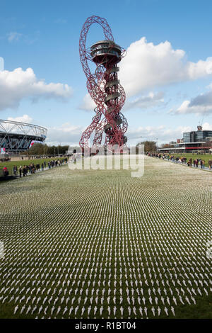 Stratford, London, UK. 11. November 2018. Der Künstler Rob gehört die Installation, die für die gefallenen Soldaten aus dem ersten Weltkrieg. Zehntausende ummantelte Zahlen im Londoner Olympic Park legte den 100. Jahrestag des Endes des Zweiten Weltkriegs zu markieren. Die Handgefertigten 12-Zoll Modell repräsentiert eine der 72,396 British Commonwealth Veteran an der Somme mit keinen bekannten Grab getötet. Insgesamt werden mehr als eine Million Soldaten wurden getötet oder während der 1916 Schlacht an der Somme verwundet.. Credit: Mike Abrahams/Alamy leben Nachrichten Stockfoto