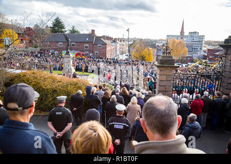 Kidderminster, Großbritannien. 11. November 2018. Mit der Erinnerung, die heute weltweit, die Leute von Kidderminster kommen Sie zu Hunderten diejenigen, die ihr Leben für ihr Land gegeben zu gedenken. Auf einem herrlich sonnigen Morgen, Menschenmassen versammeln in St. Maria und alle Heiligen Kirche, Kreisen der Engel des Friedens war Memorial, um ihren Respekt zu bezahlen. Quelle: Lee Hudson/Alamy leben Nachrichten Stockfoto