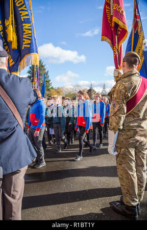 Kidderminster, Großbritannien. 11. November 2018. Mit der Erinnerung, die heute weltweit, die Leute von Kidderminster kommen Sie zu Hunderten diejenigen, die ihr Leben für ihr Land gegeben zu gedenken. Auf einem herrlich sonnigen Morgen, Menschenmassen versammeln in St. Maria und alle Heiligen Kirche, Kreisen der Engel des Friedens war Memorial, um ihren Respekt zu bezahlen. Quelle: Lee Hudson/Alamy leben Nachrichten Stockfoto