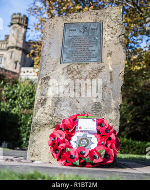 Kidderminster, Großbritannien. 11. November 2018. Mit der Erinnerung, die heute weltweit, die Leute von Kidderminster kommen Sie zu Hunderten diejenigen, die ihr Leben für ihr Land gegeben zu gedenken. Auf einem herrlich sonnigen Morgen, Menschenmassen versammeln in St. Maria und alle Heiligen Kirche, Kreisen der Engel des Friedens war Memorial, um ihren Respekt zu bezahlen. Quelle: Lee Hudson/Alamy leben Nachrichten Stockfoto