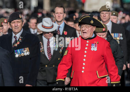 London, Großbritannien. 11. Nov 2018. Veteranen, inkl Chelsea Rentner, März Vergangenheit das Ehrenmal und unten Whitehall - Erinnerung Sonntag und Armistice Day Gedenkfeiern fallen am gleichen Tag, in Erinnerung an die Gefallenen aller Konflikte, besonders aber den 100. Jahrestag des Endes des Ersten Weltkriegs. Credit: Guy Bell/Alamy leben Nachrichten Stockfoto