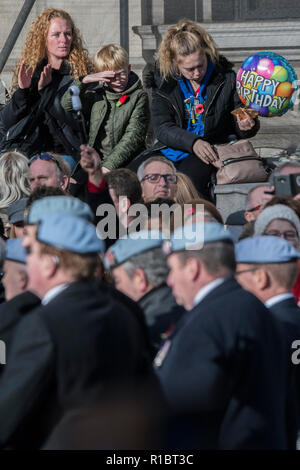 London, Großbritannien. 11. Nov 2018. Veteranen März Vergangenheit das Ehrenmal und unten Whitehall - Erinnerung Sonntag und Armistice Day Gedenkfeiern fallen am gleichen Tag, in Erinnerung an die Gefallenen aller Konflikte, besonders aber den 100. Jahrestag des Endes des Ersten Weltkriegs. Credit: Guy Bell/Alamy leben Nachrichten Stockfoto