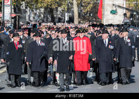 London, Großbritannien. 11. Nov 2018. Veteranen, inkl Chelsea Rentner, März Vergangenheit das Ehrenmal und unten Whitehall - Erinnerung Sonntag und Armistice Day Gedenkfeiern fallen am gleichen Tag, in Erinnerung an die Gefallenen aller Konflikte, besonders aber den 100. Jahrestag des Endes des Ersten Weltkriegs. Credit: Guy Bell/Alamy leben Nachrichten Stockfoto