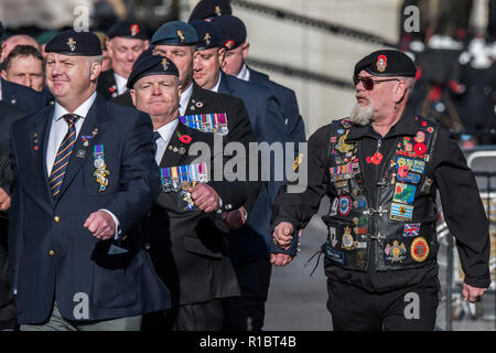 London, Großbritannien. 11. Nov 2018. Erinnerung Sonntag und Armistice Day Gedenkfeiern fallen am gleichen Tag, in Erinnerung an die Gefallenen aller Konflikte, besonders aber den 100. Jahrestag des Endes des Ersten Weltkriegs. Credit: Guy Bell/Alamy leben Nachrichten Stockfoto