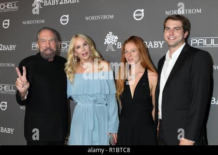John Paul DeJoria, Eloise Broady DeJoria, Guest, John Anthony DeJoria in der Ankunftshalle für 2018 Baby 2 Baby Gala und Giving Tree Award der Paul Mitchell, 3 Labs, oder 8461 Warner Antrieb LLC, Culver City, CA November 10, 2018. Foto von: Priscilla Grant/Everett Collection Stockfoto