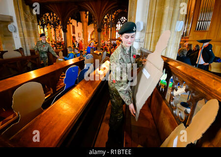 Beaminster, Dorset, Großbritannien. 11. November 2018. Erinnerung Sonntag. Karton Cut-outs, die die 37 Männer aus der Stadt, die starben im Zweiten Weltkrieg in das chorgestühl von einer Armee Cadet in den Dienst der Erinnerung an St. Mary's Church in Beaminster am Sonntag Nachmittag. Die 2018 Tag der Erinnerung an das 100-jährige Jubiläum des Waffenstillstandes Tag, der das Ende des Ersten Weltkriegs - 11. November 2018 dm fällt. Foto: Graham Jagd-/Alamy Leben Nachrichten. Stockfoto