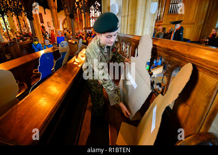 Beaminster, Dorset, Großbritannien. 11. November 2018. Erinnerung Sonntag. Karton Cut-outs, die die 37 Männer aus der Stadt, die starben im Zweiten Weltkrieg in das chorgestühl von einer Armee Cadet in den Dienst der Erinnerung an St. Mary's Church in Beaminster am Sonntag Nachmittag. Die 2018 Tag der Erinnerung an das 100-jährige Jubiläum des Waffenstillstandes Tag, der das Ende des Ersten Weltkriegs - 11. November 2018 dm fällt. Foto: Graham Jagd-/Alamy Leben Nachrichten. Stockfoto