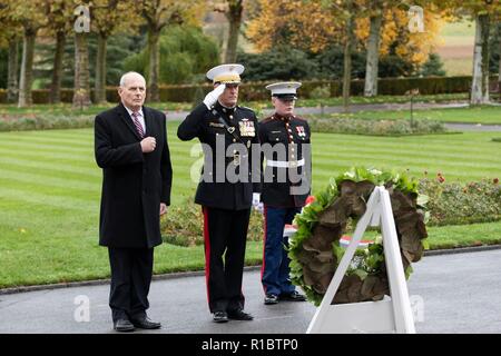 Us-Generalstabschefs Vorsitzender Gen. Joseph Dunford, Mitte und Stabschef im Weißen Haus John Kelly, Links, Salute während einer Zeremonie an der Aisne-Marne Amerikanischen Friedhof in der Nähe des Ersten Weltkriegs Battle Ground von Belleau Wood 10. November 2018 im Belleau, Frankreich. Präsident Donald Trump wurde festgelegt, die Zeremonie zu sorgen, aber wegen schlechtem Wetter abgesagt. Stockfoto