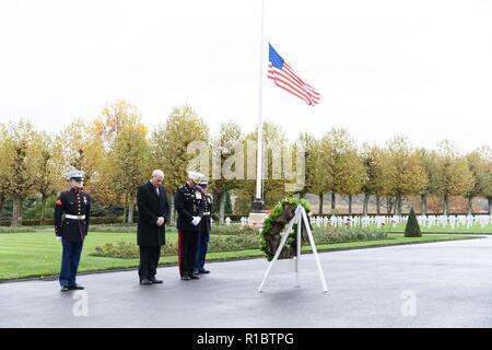 Us-Generalstabschefs Vorsitzender Gen. Joseph Dunford, Mitte und Stabschef im Weißen Haus John Kelly, Links, für einen Moment der Stille während einer Zeremonie an der Aisne-Marne Amerikanischen Friedhof in der Nähe des Ersten Weltkriegs Battle Ground von Belleau Wood 10. November 2018 im Belleau, Frankreich stand. Präsident Donald Trump wurde festgelegt, die Zeremonie zu sorgen, aber wegen schlechtem Wetter abgesagt. Stockfoto