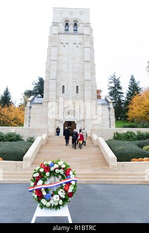 Us-Generalstabschefs Vorsitzender Gen. Joseph Dunford und Stabschef im Weißen Haus John Kelly zu Fuß zur Kapelle nach einem Kranz Zeremonie an der Aisne-Marne Amerikanischen Friedhof in der Nähe des Ersten Weltkriegs Battle Ground von Belleau Wood 10. November 2018 im Belleau, Frankreich. Präsident Donald Trump wurde festgelegt, die Zeremonie zu sorgen, aber wegen schlechtem Wetter abgesagt. Stockfoto