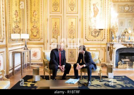 Us-Präsident Donald Trump, Links, während ein bilaterales Treffen mit dem französischen Präsidenten Emmanuel Längestrich im Elysee-palast am 10. November 2018 in Paris, Frankreich. Trump ist in Frankreich für das Gedenken an den hundertsten Jahrestag der Beendigung des Zweiten Weltkriegs. Stockfoto