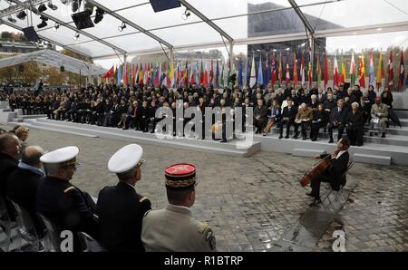 Paris, Frankreich. 11. Nov 2018. Die Staats- und Regierungschefs versammelt für das hundertjährige der Armistice Day hören Amerikanische cellist Yo Yo Ma spielen am Triumphbogen während der Feierlichkeiten zum Ende des Krieges am 11. November 2018 in Paris, Frankreich. Credit: Planetpix/Alamy leben Nachrichten Stockfoto