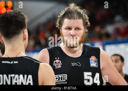 Bamberg, Deutschland. 11 Nov, 2018. Basketball: Bundesliga, Brose Bamberg - Gießen 46ers, Hauptrunde, 7. Spieltag: Gießens John Bryant und Max Montana (l) nach der Niederlage. Bamberg besiegt Gießen mit 109:101 nach Verlängerung. Credit: Nicolas Armer/dpa/Alamy leben Nachrichten Stockfoto