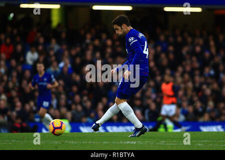 London, Großbritannien. 11 Nov, 2018. Cesc Fabregas von Chelsea in Aktion. Premier League match, Chelsea v Everton an der Stamford Bridge in London am Sonntag, den 11. November 2018. Dieses Bild dürfen nur für redaktionelle Zwecke verwendet werden. Nur die redaktionelle Nutzung, eine Lizenz für die gewerbliche Nutzung erforderlich. Keine Verwendung in Wetten, Spiele oder einer einzelnen Verein/Liga/player Publikationen. pic von Steffan Bowen/Andrew Orchard sport Fotografie/Alamy leben Nachrichten Stockfoto
