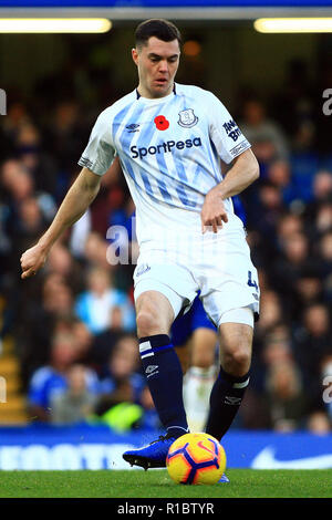 London, Großbritannien. 11 Nov, 2018. Michael Keane von Everton in Aktion. Premier League match, Chelsea v Everton an der Stamford Bridge in London am Sonntag, den 11. November 2018. Dieses Bild dürfen nur für redaktionelle Zwecke verwendet werden. Nur die redaktionelle Nutzung, eine Lizenz für die gewerbliche Nutzung erforderlich. Keine Verwendung in Wetten, Spiele oder einer einzelnen Verein/Liga/player Publikationen. pic von Steffan Bowen/Andrew Orchard sport Fotografie/Alamy leben Nachrichten Stockfoto