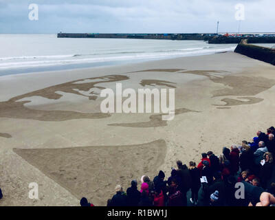 Folkestone, England. 11. Nov 2018. Danny Boyle's Sand Portrait auf sonnigen Sands Beach in Folkestone zum 100. Jahrestag des Endes des Zweiten Weltkriegs 1. Wilfred Owen's Portrait im Sand Credit: nobleIMAGES/Alamy leben Nachrichten Stockfoto