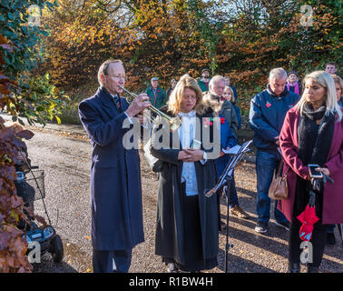 East Budleigh, East Devon, England. 11. November 2018, der Tag des Gedenkens an das Kriegerdenkmal. "Credit Peter Bowler/Alamy Leben Nachrichten' Stockfoto