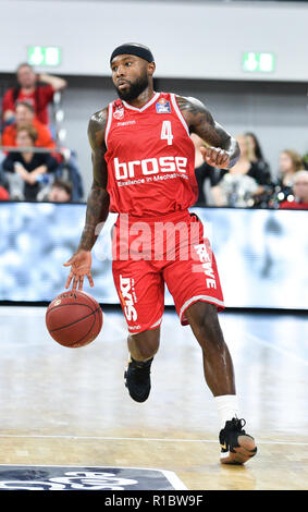 Bamberg, Deutschland. 11 Nov, 2018. Basketball: Bundesliga, Brose Bamberg - Gießen 46ers, Hauptrunde, 7. Spieltag: Bambergs Tyrese Reis spielt den Ball. Bamberg besiegt Gießen mit 109:101 nach Verlängerung. Credit: Nicolas Armer/dpa/Alamy leben Nachrichten Stockfoto