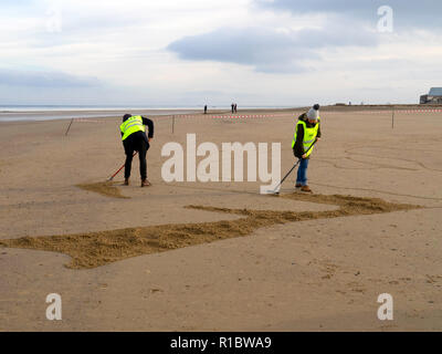 Redcar North Yorkshire, UK. 11 Nov, 2018. Das 100-jährige Jubiläum des Waffenstillstandes, der Erste Weltkrieg endete. Die Seiten des Sea-Projekt, geleitet von Danny Boyle, Porträts von Krieg verletzten in den Sand an den Stränden rund um den britischen geschnitzt, bei Flut gewaschen zu werden. In Redcar wurde das Thema Theophilus Jones, am 16/12/1914 während der Bombardierung von Hartlepool enthalten. Die Einheimischen waren auch ermutigt, Sand Bilder von Beziehungen, die im Krieg gestorben. Viele davon wurden mit Hilfe von den Organisatoren, die bereitgestellten Vorlagen. Credit: Peter Jordan NE/Alamy leben Nachrichten Stockfoto