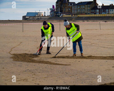 Redcar North Yorkshire, UK. 11 Nov, 2018. Das 100-jährige Jubiläum des Waffenstillstandes, der Erste Weltkrieg endete. Die Seiten des Sea-Projekt, geleitet von Danny Boyle, Porträts von Krieg verletzten in den Sand an den Stränden rund um den britischen geschnitzt, bei Flut gewaschen zu werden. In Redcar wurde das Thema Theophilus Jones, am 16/12/1914 während der Bombardierung von Hartlepool enthalten. Die Einheimischen waren auch ermutigt, Sand Bilder von Beziehungen, die im Krieg gestorben. Viele davon wurden mit Hilfe von den Organisatoren, die bereitgestellten Vorlagen. Credit: Peter Jordan NE/Alamy leben Nachrichten Stockfoto