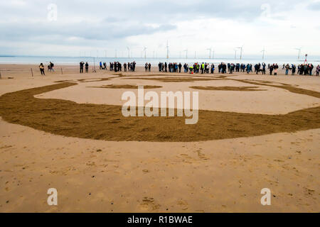 Redcar North Yorkshire, UK. 11 Nov, 2018. Das 100-jährige Jubiläum des Waffenstillstandes, der Erste Weltkrieg endete. Die Seiten des Sea-Projekt, geleitet von Danny Boyle, Porträts von Krieg verletzten in den Sand an den Stränden rund um den britischen geschnitzt, bei Flut gewaschen zu werden. In Redcar wurde das Thema Theophilus Jones, am 16/12/1914 während der Bombardierung von Hartlepool enthalten. Die Einheimischen waren auch ermutigt, Sand Bilder von Beziehungen, die im Krieg gestorben. Viele davon wurden mit Hilfe von den Organisatoren, die bereitgestellten Vorlagen. Credit: Peter Jordan NE/Alamy leben Nachrichten Stockfoto