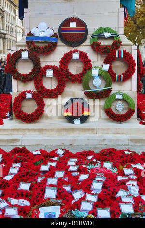 London, Großbritannien. 11. November 2018. Red Poppy Kränze und Massen an das Ehrenmal auf dem 100-jährigen Jubiläum des Ersten Weltkriegs Waffenstillstand, Whitehall, London, UK Credit: Paul Brown/Alamy leben Nachrichten Stockfoto