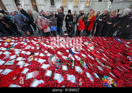 London, Großbritannien. 11. November 2018. Red Poppy Kränze und Massen an das Ehrenmal auf dem 100-jährigen Jubiläum des Ersten Weltkriegs Waffenstillstand, Whitehall, London, UK Credit: Paul Brown/Alamy leben Nachrichten Stockfoto