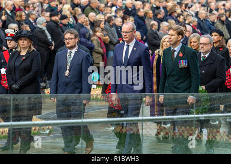 Kenotaph, Belfast City Hall, Belfast, Nordirland. 11. Nov 2018. Staatssekretär für Nordirland Der Rt Hon Karen Bradley MP (2. links) Tánaiste Simon Coveney (3. rechts) unter denen, die kranzniederlegungen am Ehrenmal in Belfast. Eine große Menschenmenge in der kenotaph gesammelt und aus Gründen der Belfast City Hall für die nationalen Gedenktag. Auf der elften Stunde des elften Tag des elften Monats die Kanonen des Ersten Weltkrieges verstummte. Heute ist der 100. Jahrestag der Beendigung des Großen Krieges Credit: Bonzo/Alamy leben Nachrichten Stockfoto