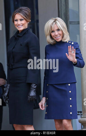 Paris, Frankreich. 10 Nov, 2018. Brigitte Längestrich erhält Melania Trump im Elysée-palast. Paris, 10.11.2018 | Verwendung der weltweiten Kredit: dpa/Alamy leben Nachrichten Stockfoto