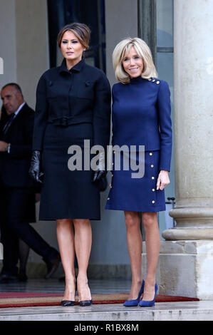 Paris, Frankreich. 10 Nov, 2018. Brigitte Längestrich erhält Melania Trump im Elysée-palast. Paris, 10.11.2018 | Verwendung der weltweiten Kredit: dpa/Alamy leben Nachrichten Stockfoto