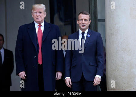 Paris, Frankreich. 10 Nov, 2018. Emmanuel Längestrich erhält Donald Trump anlässlich des 100. Jahrestages zum Ende des Zweiten Weltkriegs kämpft im Elysée-palast. Paris, 10.11.2018 | Verwendung der weltweiten Kredit: dpa/Alamy leben Nachrichten Stockfoto