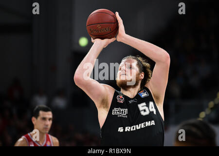 Bamberg, Deutschland. 11 Nov, 2018. Basketball: Bundesliga, Brose Bamberg - Gießen 46ers, Hauptrunde, 7. Spieltag: Gießens John Bryant wirft einen kostenlosen werfen. Bamberg besiegt Gießen mit 109:101 nach Verlängerung. Credit: Nicolas Armer/dpa/Alamy leben Nachrichten Stockfoto