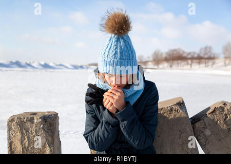 Mode lifestyle Portrait von jungen trendigen Frau in warmen stilvolle Kleidung warme Hände gekleidet und fror im Winter. Portrait von fröhliche Frau, Stockfoto