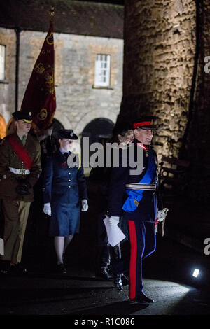 Vertreter der Königin, den Lord-Lieutenant für County Fermanagh, Viscount Brookeborough, kommt an eine Morgendämmerung Armistice Day Zeremonie bei Enniskillen Castle in Co Fermanagh, Nordirland, auf das 100-jährige Jubiläum der Unterzeichnung der Waffenstillstand, dem Ende des ersten Weltkriegs markiert. Stockfoto