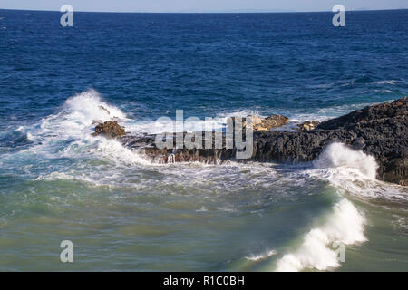 Schäumende Wellen gegen einen Stein Cliff bei Flut. Griechenland Stockfoto