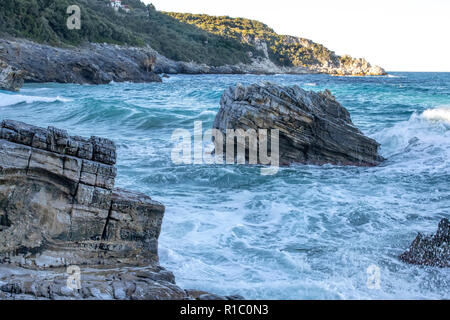 Stein Felsen robust durch Wasser in der stürmischen Wellen des Meeres. Griechenland Stockfoto