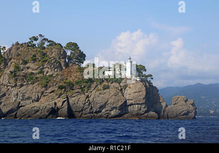 Blick vom Meer auf den Leuchtturm von Portofino auf der Halbinsel schließen die Bucht Stockfoto