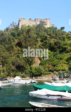 PORTOFINO, ITALIEN - Blick vom Meer der mittelalterlichen Castello Brown, für den Hafen von Portofino Verteidigung im 15. Jahrhundert Stockfoto