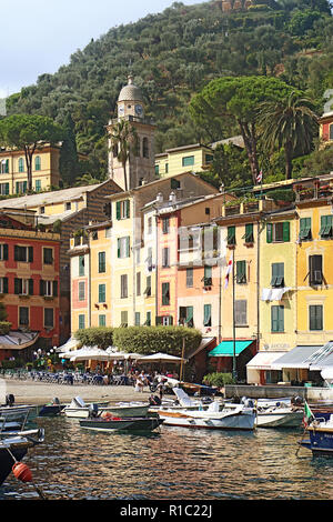 PORTOFINO, ITALIEN - Blick auf den Hafen von Portofino mit der berühmten Piazzetta (kleines Quadrat) auf der Uferpromenade mit dem Ring von coffee bar Stockfoto