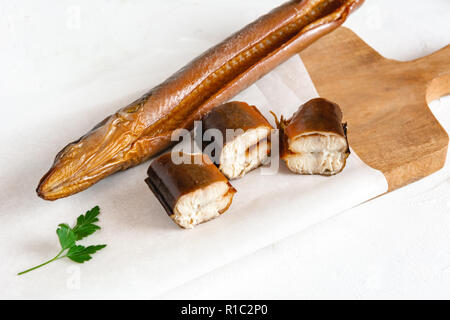 Geräucherter Aal bereit zu essen. Leckeren frisch zubereiteten Meeresfrüchte. Stockfoto