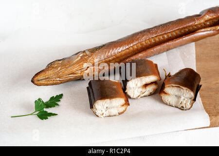 Geräucherter Aal bereit zu essen. Leckeren frisch zubereiteten Meeresfrüchte. Stockfoto