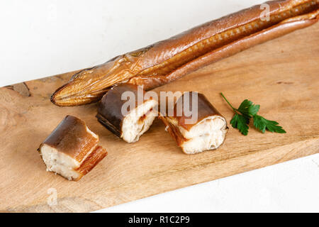 Geräucherter Aal bereit zu essen. Leckeren frisch zubereiteten Meeresfrüchte. Stockfoto